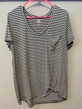 SO Striped V-Neck Tee in Charcoal and White